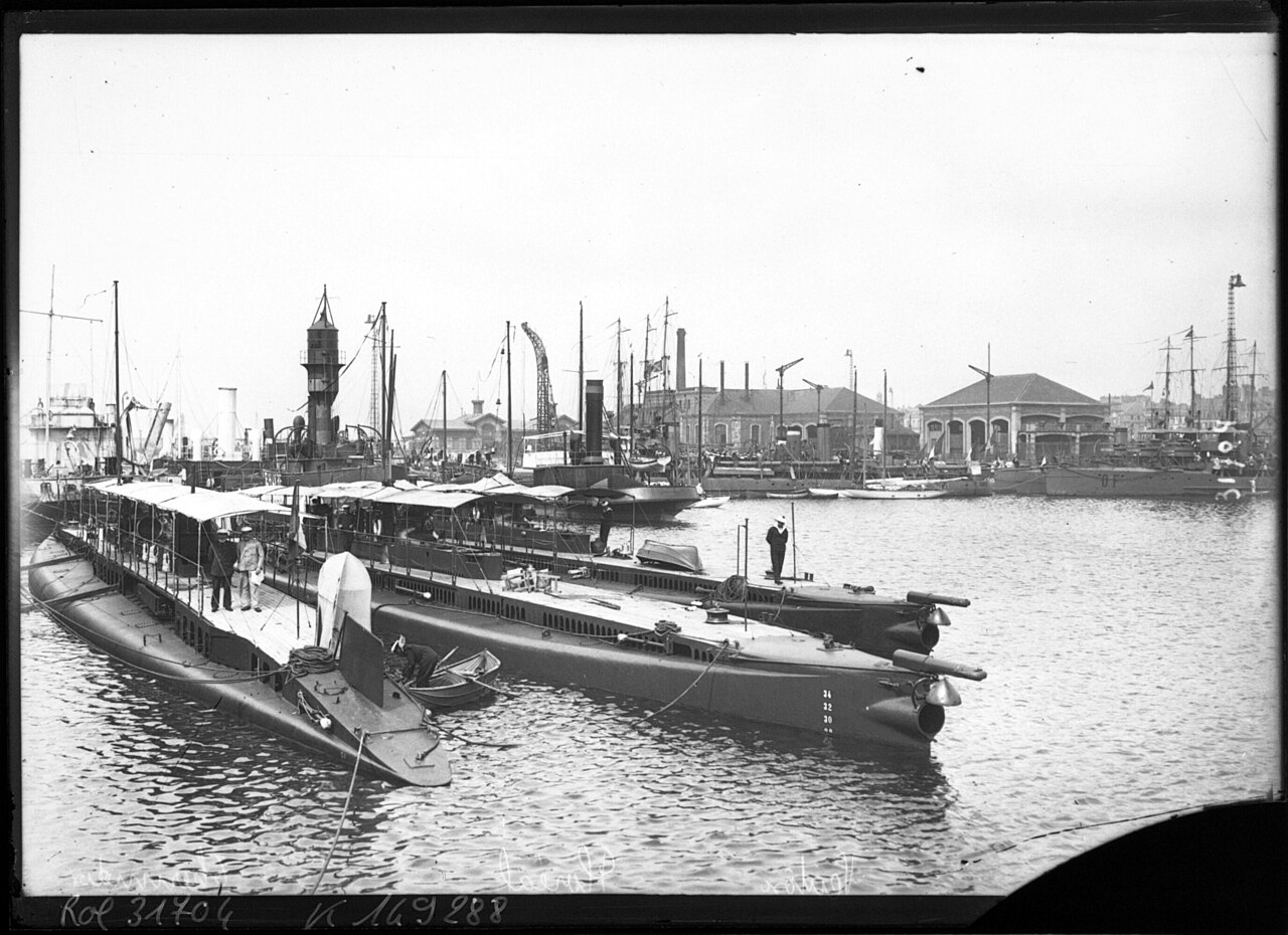 (23-7-13, Le Havre, sous-marins) Thermidor, Floréal, Ventose (dans le port) - btv1b6926557s.jpg